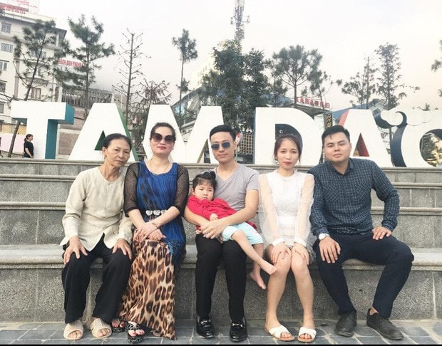 Hình ảnh em bé Lào Cai bụ bẫm đáng yêu trong bộ váy tím khi được bố nuôi bế khiến nhiều người chú ý - Ảnh 4. Hình ảnh em bé Lào Cai bụ bẫm đáng yêu trong bộ váy tím khi được bố nuôi bế khiến nhiều người chú ý - Ảnh 4.