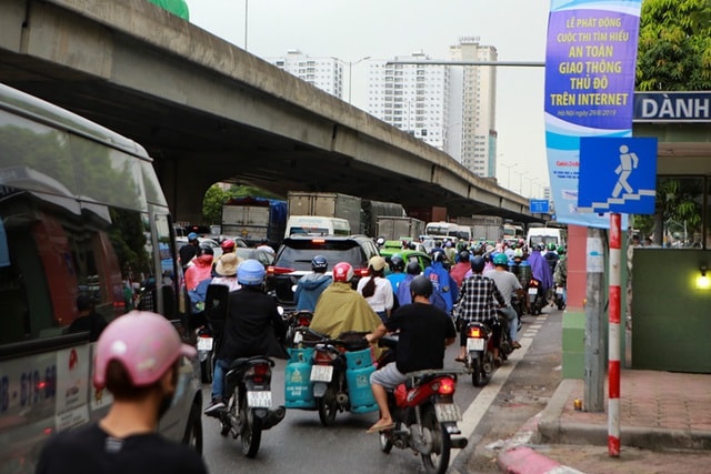 Người dân chật vật đội mưa rời Thủ đô về quê nghỉ lễ  - 1