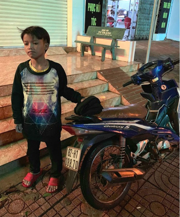 Lấy xe máy của bố chạy gần 300 km từ Kon Tum đến Đắk Lắk, bé trai 13 tuổi đói run, suýt ngất xỉu - Ảnh 1.
