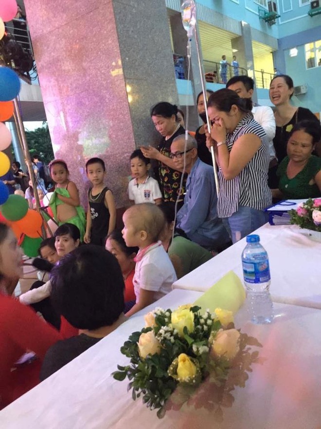 Mẹ cầm cây truyền nước, bưng mặt khóc nhìn con trai nhỏ háo hức dự tiệc Trung thu tại Bệnh viện K - Ảnh 1.