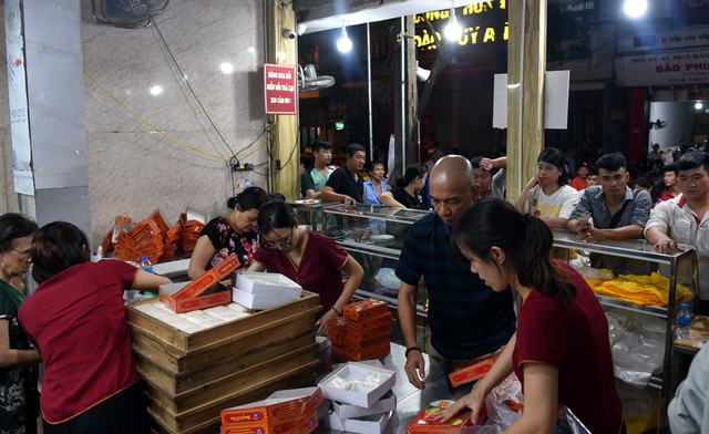 Hà Nội: Chen nhau xếp hàng mua bánh Trung thu khiến phố Thụy Khuê ùn tắc nghiêm trọng - Ảnh 10.