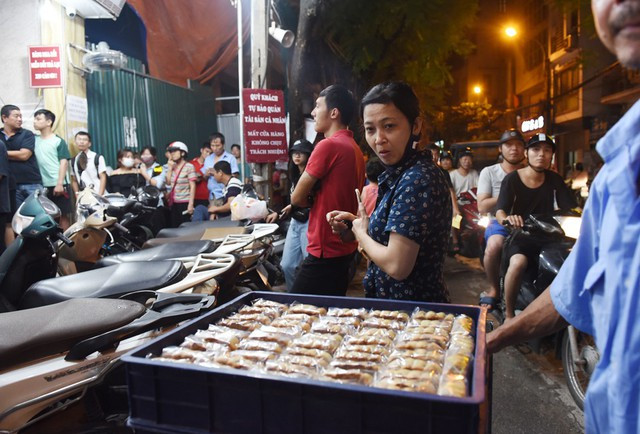 Hà Nội: Chen nhau xếp hàng mua bánh Trung thu khiến phố Thụy Khuê ùn tắc nghiêm trọng - Ảnh 11.