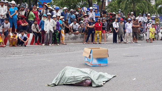 Một phụ nữ đánh rơi bao tải chứa thi thể hài nhi - 1