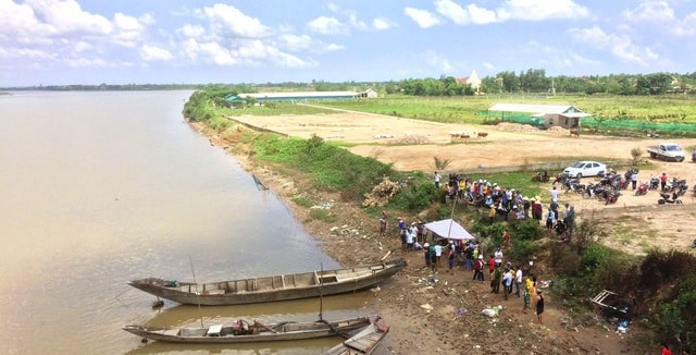 Nghi vấn cả gia đình nhảy sông tự vẫn, đã tìm thấy 2 thi thể - 1