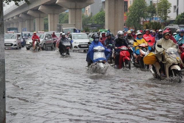 Hà Nội mưa lớn từ sáng sớm, nhiều tuyến phố ngập lụt, ách tắc - 1