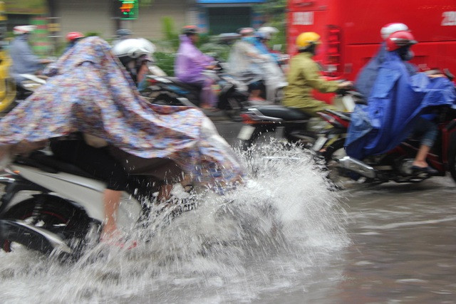 Hà Nội mưa lớn từ sáng sớm, nhiều tuyến phố ngập lụt, ách tắc - 2