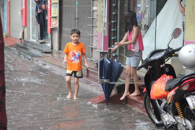 Hà Nội mưa lớn từ sáng sớm, nhiều tuyến phố ngập lụt, ách tắc - 4