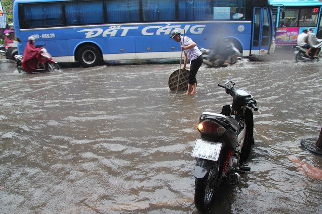 Hà Nội mưa lớn từ sáng sớm, nhiều tuyến phố ngập lụt, ách tắc - 5