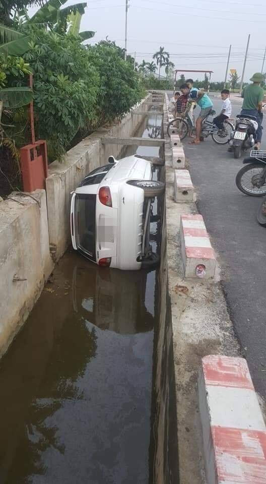 Hiện trường vụ tai nạn ô tô kỳ lạ, dân mạng hoang mang hỏi: Đi kiểu gì mà thành thế này? - Ảnh 1.