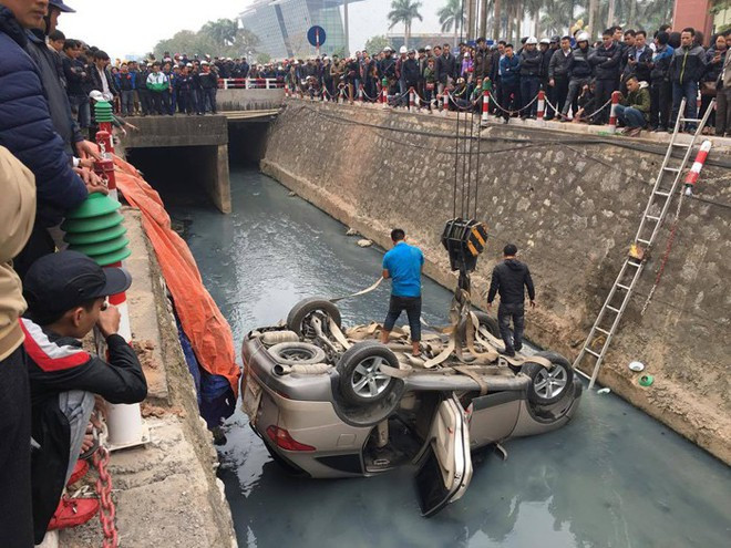 Hiện trường vụ tai nạn ô tô kỳ lạ, dân mạng hoang mang hỏi: Đi kiểu gì mà thành thế này? - Ảnh 3.