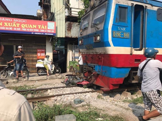 Điều khiển xe máy qua đường ray, thanh niên 18 tuổi bị tàu tông tử vong - Ảnh 1.