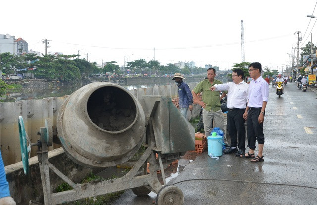 Người Sài Gòn hối hả xây tường rào chống giặc nước - 3