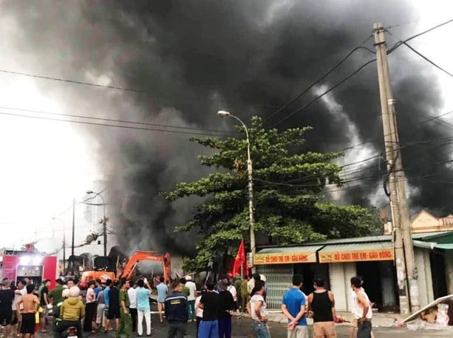 Hàng trăm ki-ốt tại chợ Còng cháy rụi trong đêm - 6