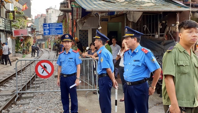 Hà Nội: Chính thức “đóng cửa” xóm cà phê đường tàu Phùng Hưng - 3