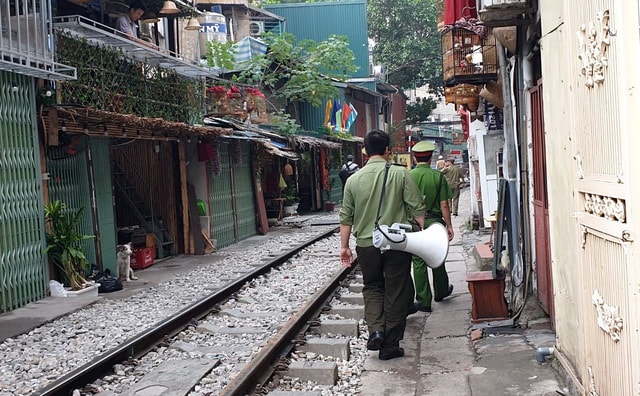Hà Nội: Chính thức “đóng cửa” xóm cà phê đường tàu Phùng Hưng - 5