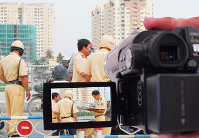 Dân ghi hình CSGT không được đứng quá gần, dí sát máy quay gây cản trở - 1