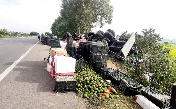 Thấy xe tải chở cam lật, hàng chục người dân giúp tài xế thu gom - Ảnh 2.