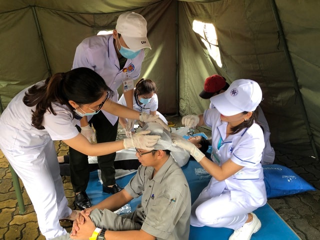 Trực thăng tham gia diễn tập phòng cháy chữa cháy ở Đà Nẵng - 7