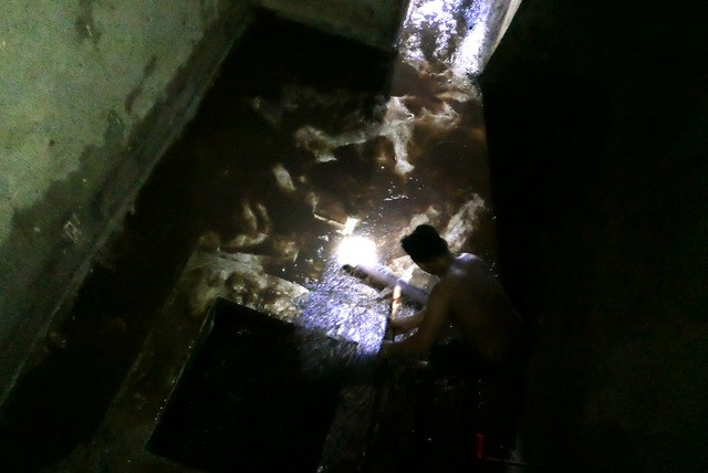 Nước vẫn đặc sệt, nhầy nhụa dầu thải khi rửa bể chung cư Hà Nội - 9