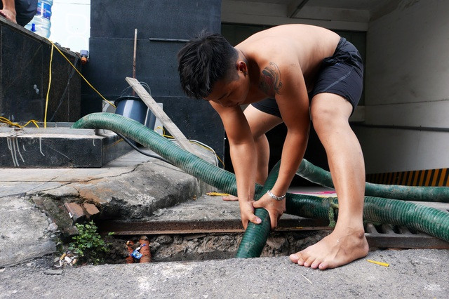 Nước vẫn đặc sệt, nhầy nhụa dầu thải khi rửa bể chung cư Hà Nội - 14