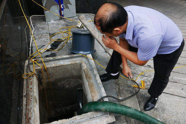 Nước vẫn đặc sệt, nhầy nhụa dầu thải khi rửa bể chung cư Hà Nội - 1