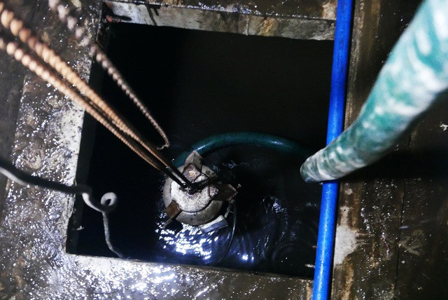 Nước vẫn đặc sệt, nhầy nhụa dầu thải khi rửa bể chung cư Hà Nội - 10