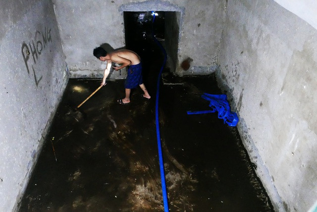 Nước vẫn đặc sệt, nhầy nhụa dầu thải khi rửa bể chung cư Hà Nội - 5