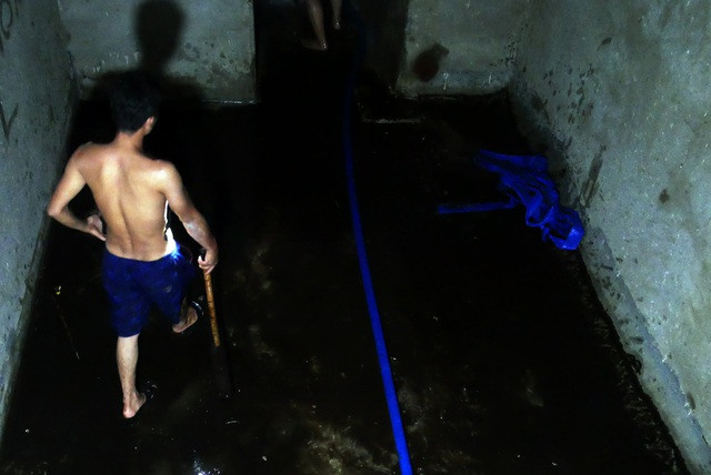 Nước vẫn đặc sệt, nhầy nhụa dầu thải khi rửa bể chung cư Hà Nội - 12