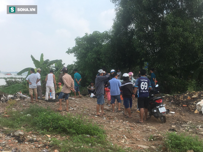 Thi thể nam thanh niên đang phân hủy nằm lẫn trong đám lục bình, trôi trên sông Sài Gòn - Ảnh 1.