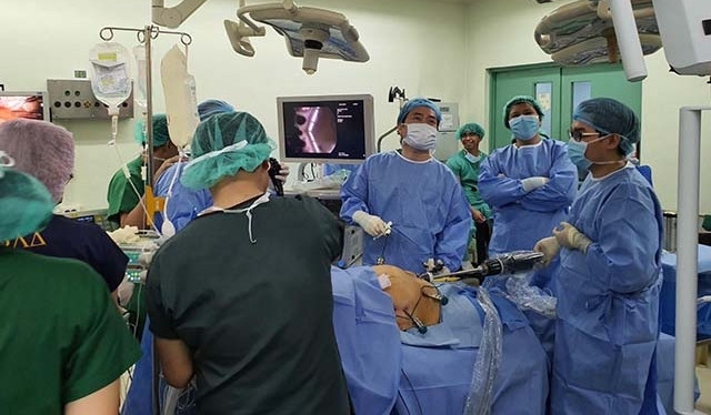 Bác sĩ Việt Nam giúp bệnh viện Philippines phẫu thuật bằng robot
