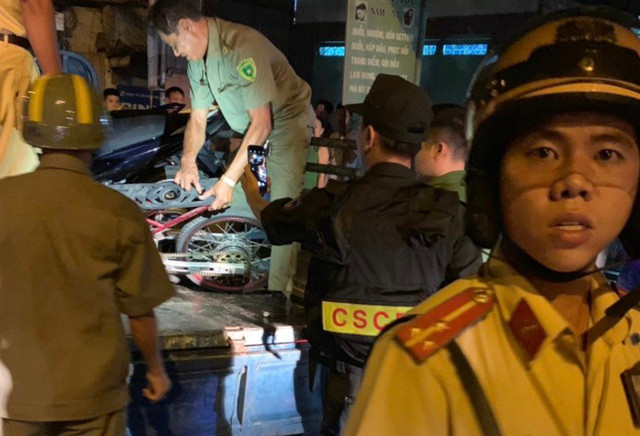 Cảnh sát tạm giữ nhiều xe “quái dị” khi đột kích bất ngờ một tiệm sửa xe  - 17