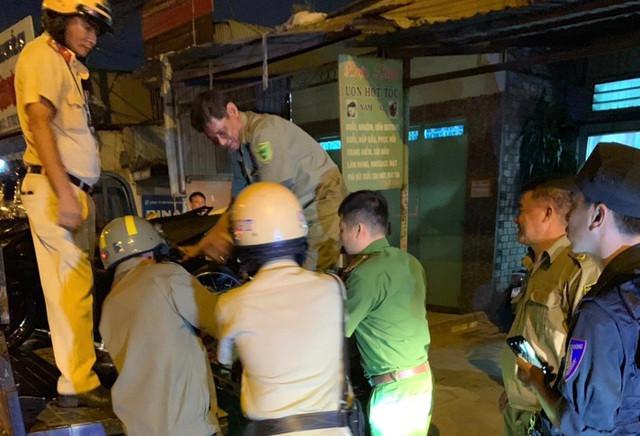 Cảnh sát tạm giữ nhiều xe “quái dị” khi đột kích bất ngờ một tiệm sửa xe  - 14