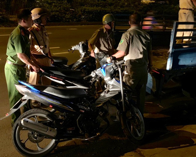 Cảnh sát tạm giữ nhiều xe “quái dị” khi đột kích bất ngờ một tiệm sửa xe  - 8