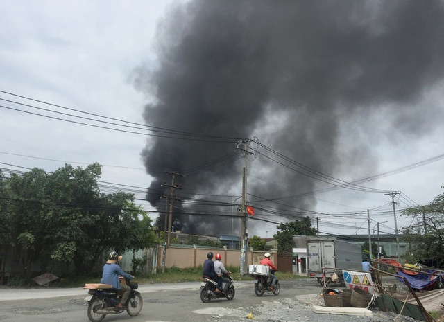 Đang cháy lớn xưởng mút xốp ven TPHCM - 2