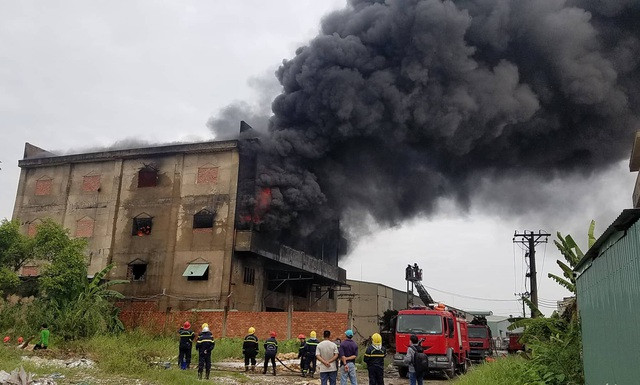 Đang cháy lớn xưởng mút xốp ven TPHCM - 4