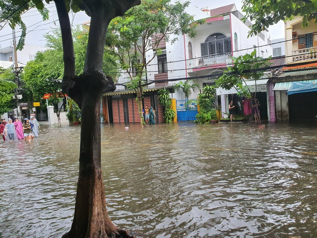 Nhiều tuyến đường ở Đà Nẵng ngập nặng sau trận mưa đêm - 5