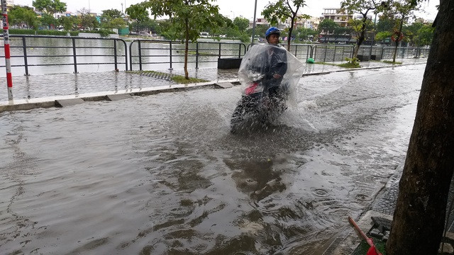 Nhiều tuyến đường ở Đà Nẵng ngập nặng sau trận mưa đêm - 6