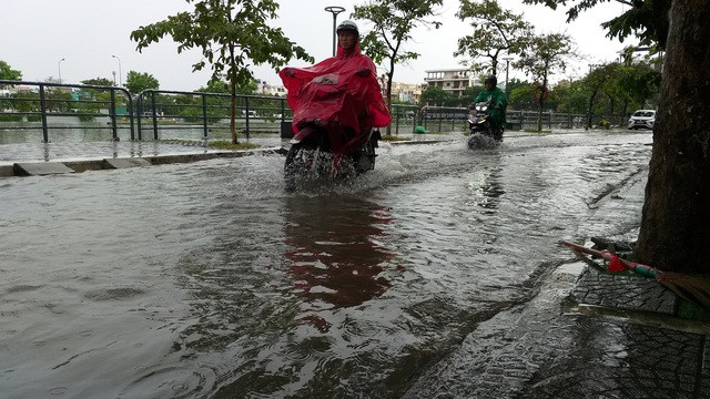 Nhiều tuyến đường ở Đà Nẵng ngập nặng sau trận mưa đêm - 1