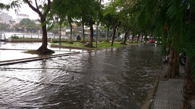 Nhiều tuyến đường ở Đà Nẵng ngập nặng sau trận mưa đêm - 3