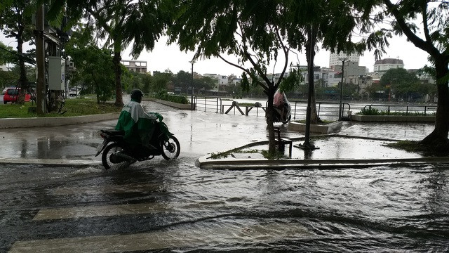 Nhiều tuyến đường ở Đà Nẵng ngập nặng sau trận mưa đêm - 4
