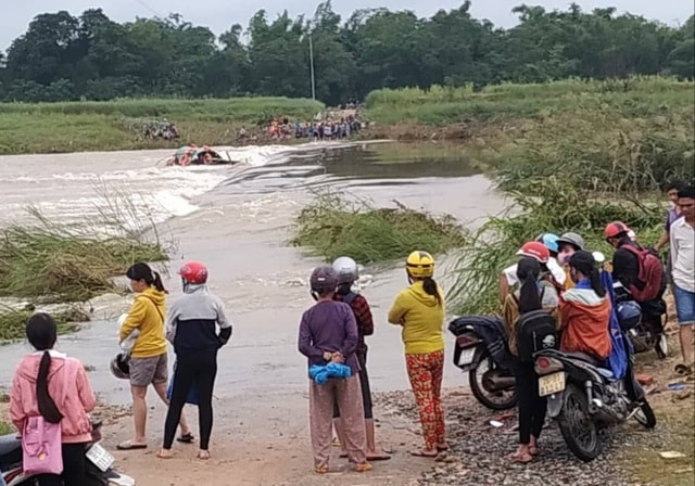 Lật đò khi đi qua dòng nước lũ, 5 người may mắn thoát chết - 1