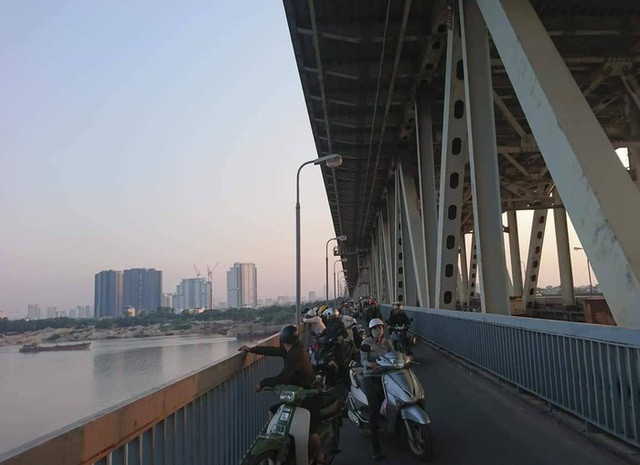 Người đàn ông dừng xe giữa cầu Thăng Long, nhảy sông Hồng tự tử - 2