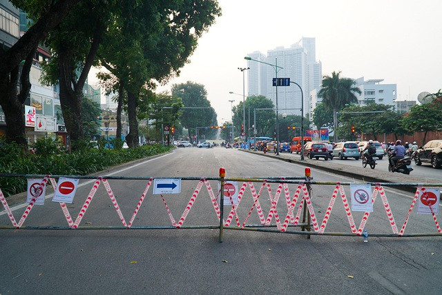 Hà Nội: Rào cứng nửa đường Kim Mã, giao thông căng thẳng - 11