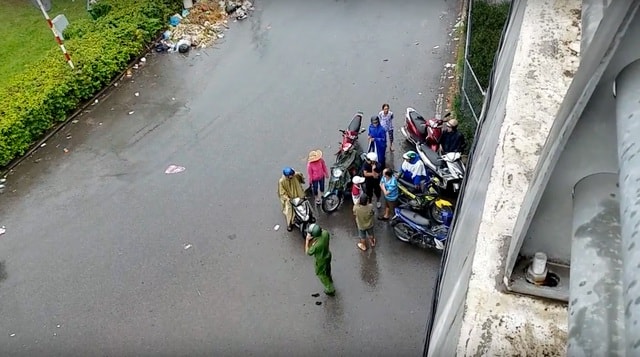 Nam sinh viên rơi từ cầu vượt cao gần 5m xuống đất - 1