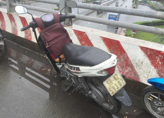 Nam sinh viên rơi từ cầu vượt cao gần 5m xuống đất - 2