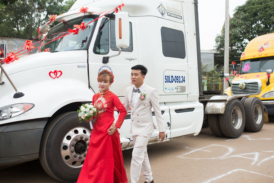Chú rể Đồng Nai mang 6 container đi đón dâu khiến nhà gái bất ngờ - Ảnh 3.