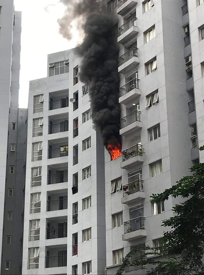 Hà Nội: Cháy chung cư cột khói đen bốc lên cuồn cuộn, người dân hoảng loạn - Ảnh 2.