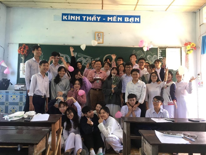 Thầy giáo siêu cấp dễ thương chụp ảnh tone-sur-tone bắt trend cùng học trò trước thềm 20/11 - Ảnh 3.