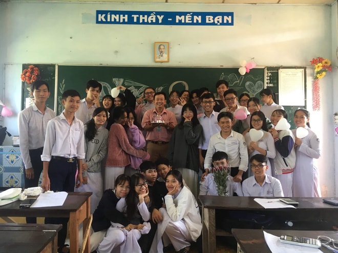 Thầy giáo siêu cấp dễ thương chụp ảnh tone-sur-tone bắt trend cùng học trò trước thềm 20/11 - Ảnh 4.