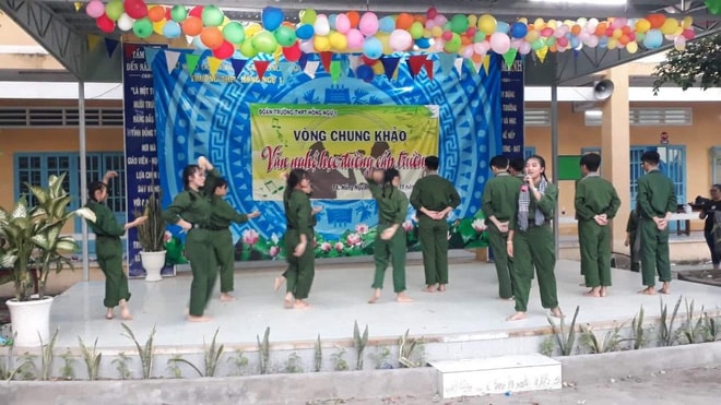 Thầy giáo siêu cấp dễ thương chụp ảnh tone-sur-tone bắt trend cùng học trò trước thềm 20/11 - Ảnh 5.